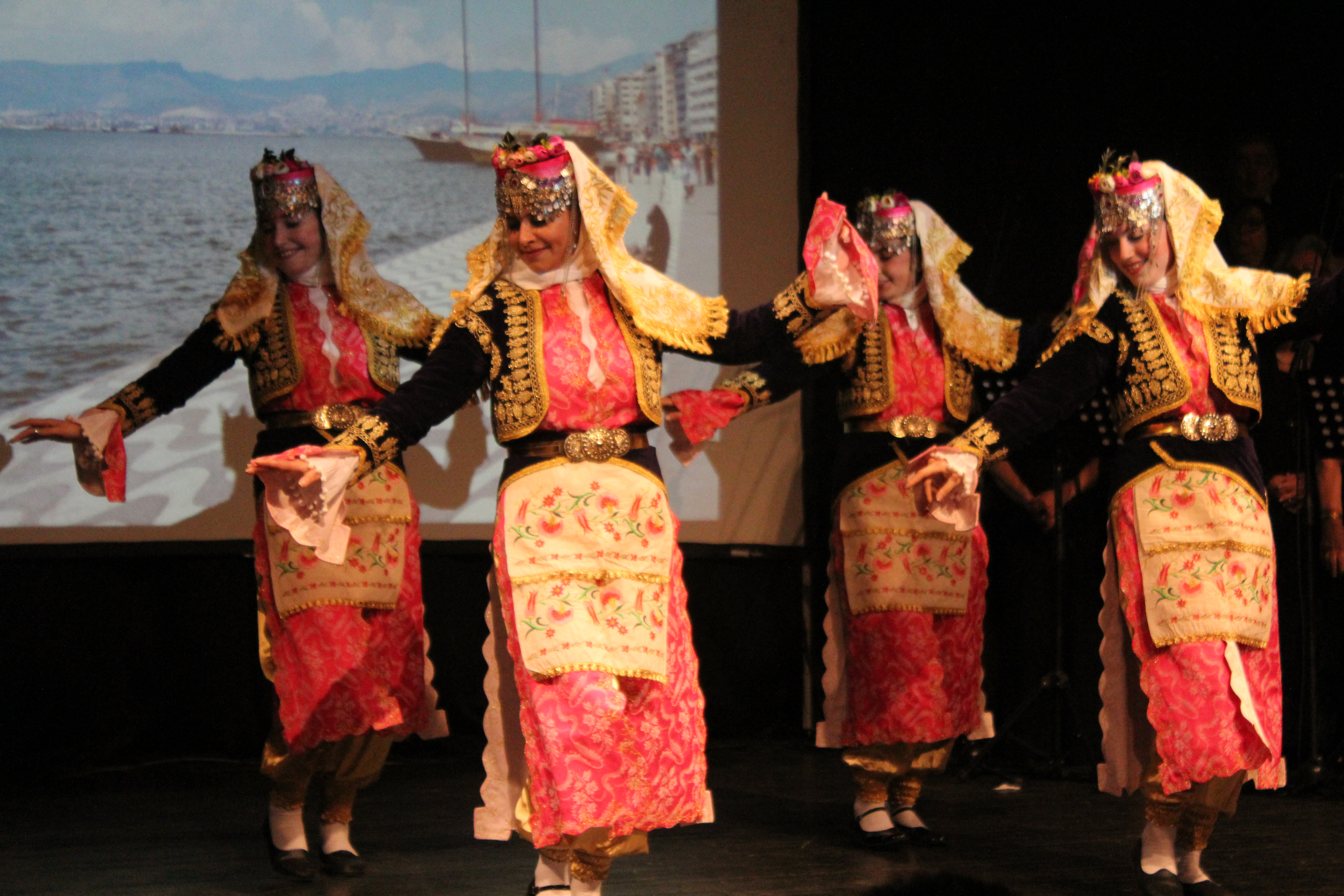 Uluslararası Folklor Festivali'nde Büyük Başarı3