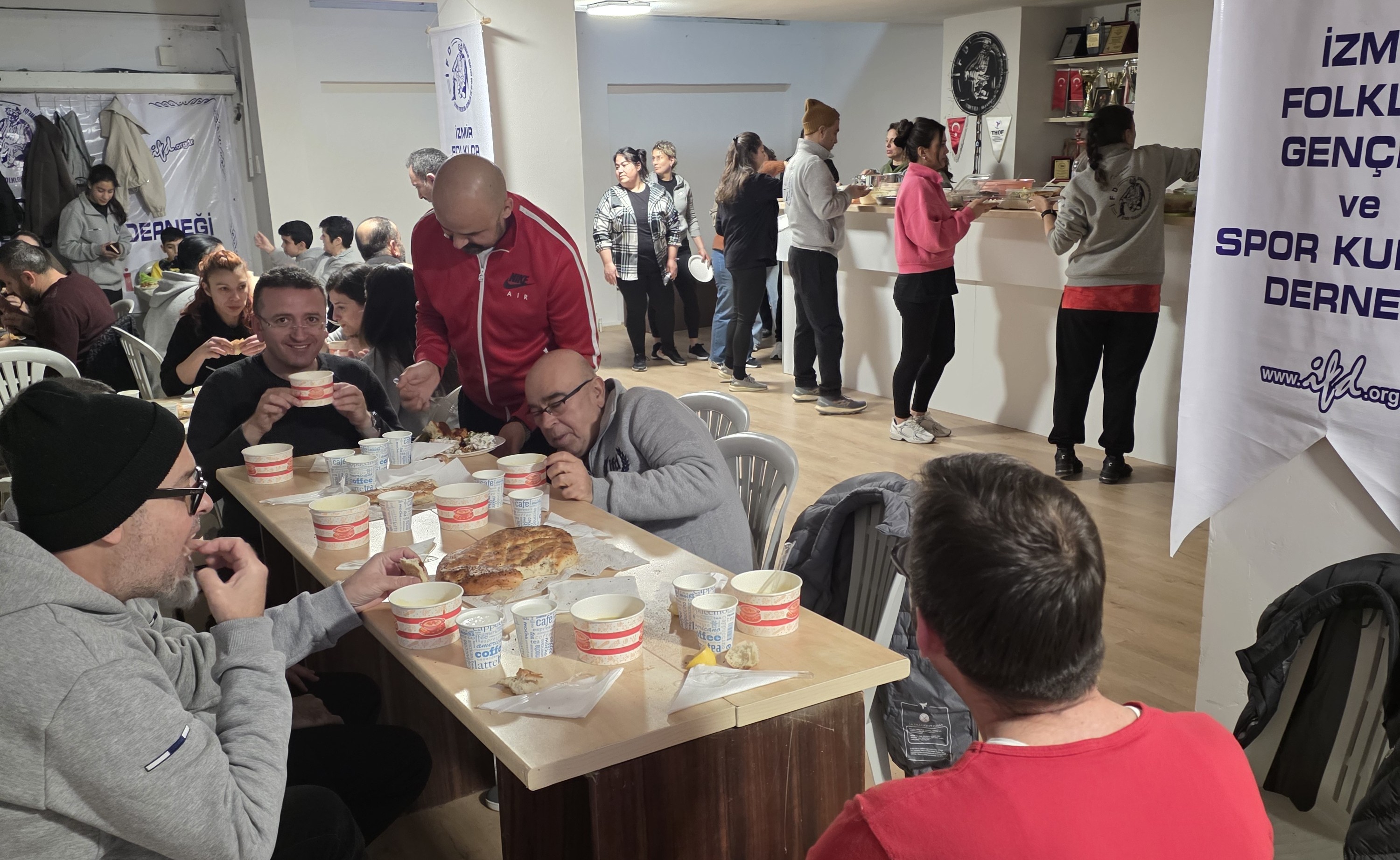 İzmir Folklor Derneği Ailesi İftar Sofrasında Buluştu